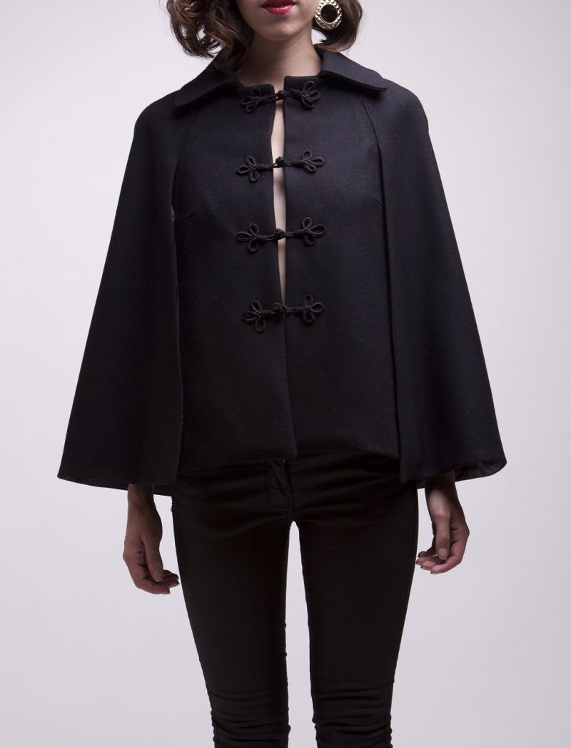 chaqueta capa negra blancaspina